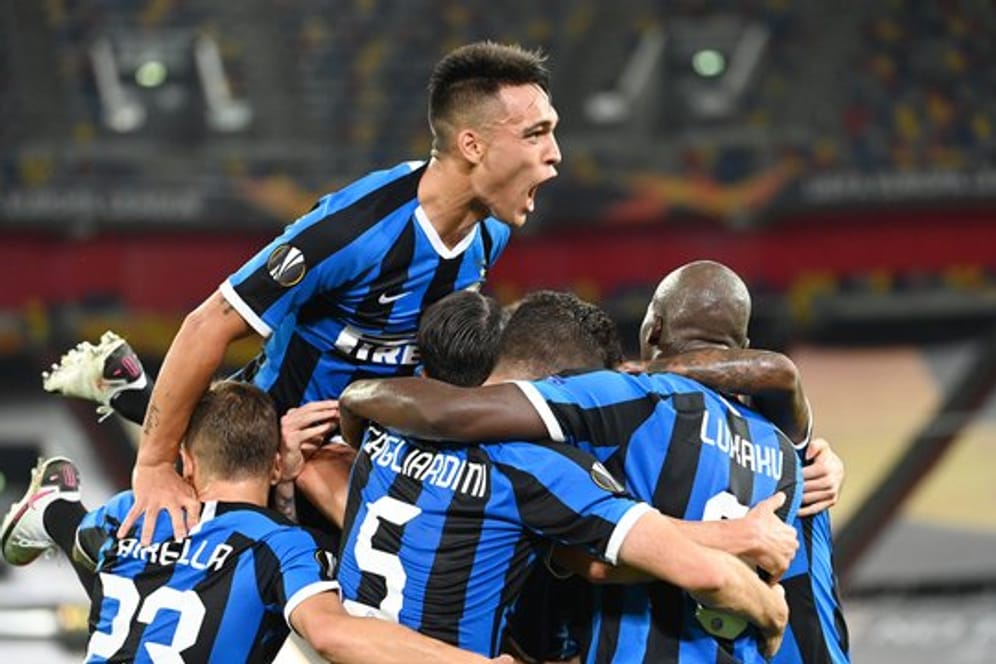 Die Spieler von Inter Mailand feiern einen weiteren Treffer gegen Schachtjor Donezk.