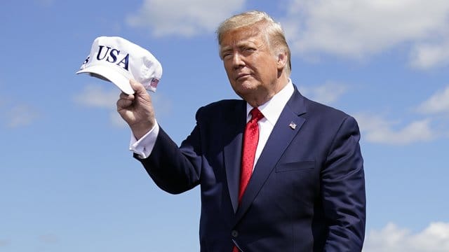 US-Präsident Donald Trump teilt gegen Herausforderer Joe Biden aus. US-Präsident Donald Trump teilt gegen Herausforderer Joe Biden aus.