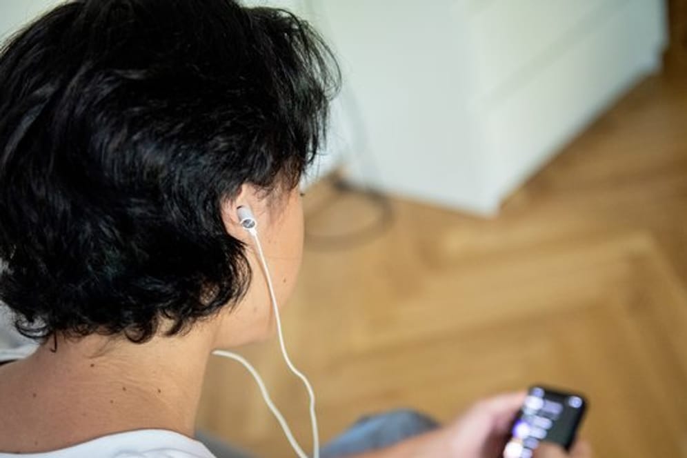 Eltern sollten mit Kindern und Jugendlichen eine tägliche oder wöchentliche Bildschirmzeit vereinbaren.