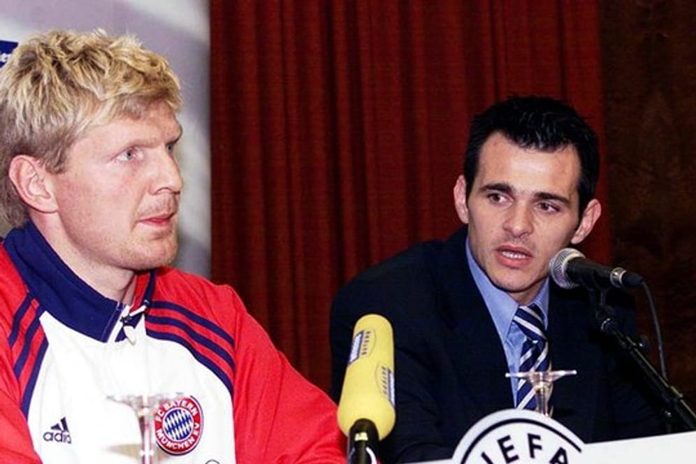 Der damalige Bayern-Kapitän Stefan Effenberg (l) und Spieler Willy Sagnol vor der Begegnung mit Olympique Lyon.