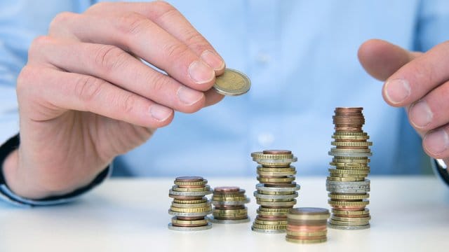Ärgerlich für Sparer: Statt die Zinsen jährlich gutzuschreiben, werden sie manchmal bis zum Laufzeitende angesammelt - und dann auf einen Schlag ausgezahlt. Ärgerlich für Sparer: Statt die Zinsen jährlich gutzuschreiben, werden sie manchmal bis zum Laufzeitende angesammelt - und dann auf einen Schlag ausgezahlt.
