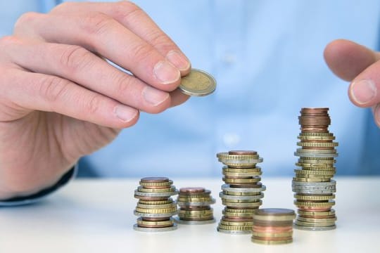 Ärgerlich für Sparer: Statt die Zinsen jährlich gutzuschreiben, werden sie manchmal bis zum Laufzeitende angesammelt - und dann auf einen Schlag ausgezahlt. Ärgerlich für Sparer: Statt die Zinsen jährlich gutzuschreiben, werden sie manchmal bis zum Laufzeitende angesammelt - und dann auf einen Schlag ausgezahlt.