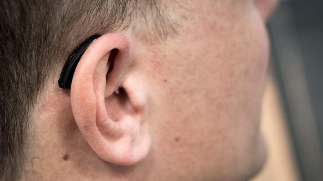 Angesichts teils hoher Kosten denken viele beim Hörgerätekauf über eine Versicherung nach.