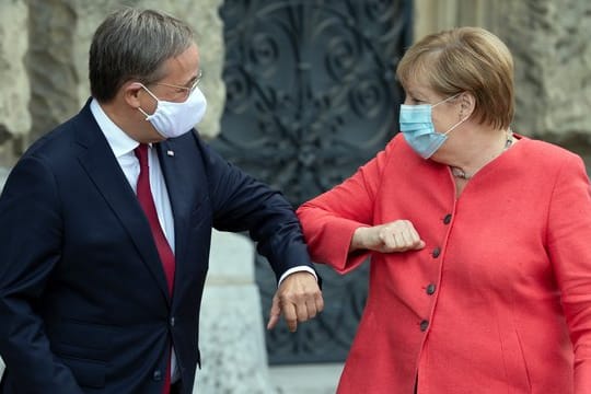Bundeskanzlerin Angela Merkel (CDU) wird in Düsseldorf von Armin Laschet (CDU), Ministerpräsident von Nordrhein-Westfalen begrüßt.