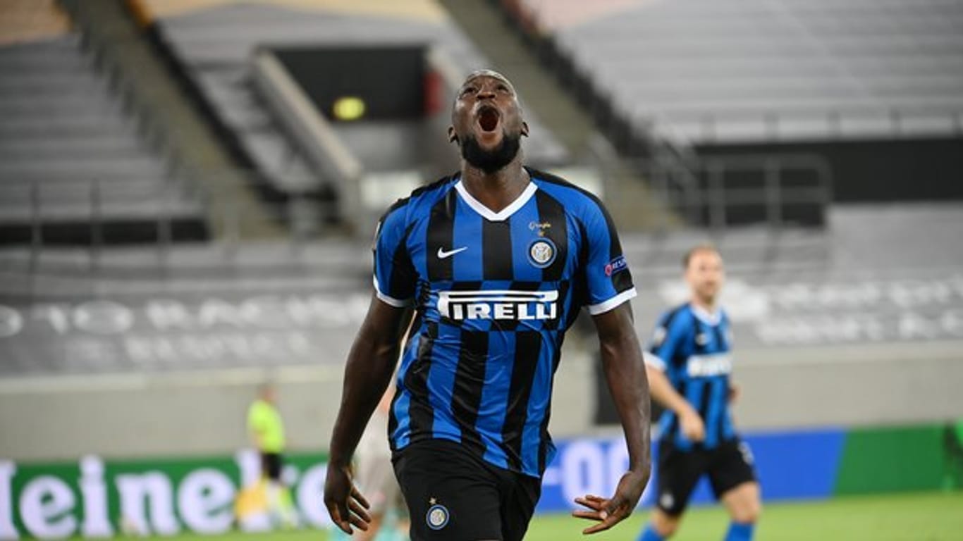 Inter Mailands Stürmer Romelu Lukaku schreit seine Freude hinaus.
