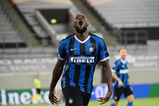 Inter Mailands Stürmer Romelu Lukaku schreit seine Freude hinaus.