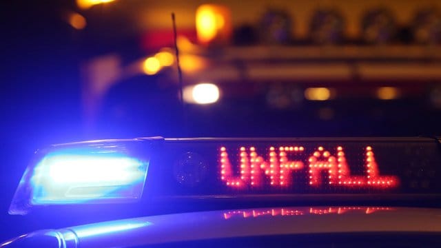 Ein Polizeiwagen steht mit Blaulicht an einer Unfallstelle Ein Polizeiwagen steht mit Blaulicht an einer Unfallstelle