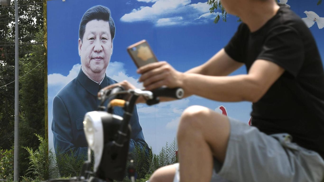 Plakat von Staatschef Xi Jinping: Ein früherer CIA-Mitarbeiter soll in den USA für den chinesischen Staat spioniert haben.