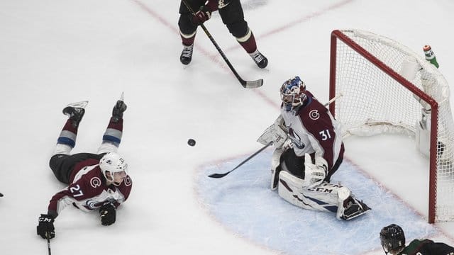 Avalanche-Torhüter Philipp Grubauer (r) zeigt eine gute Leistung gegen die Arizona Coyotes.