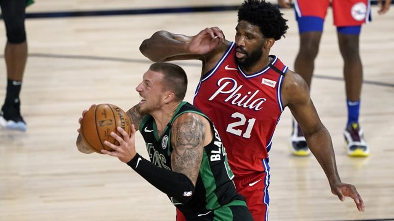 Daniel Theis (l) erzielte beim Sieg der Celtics neun Punkte.