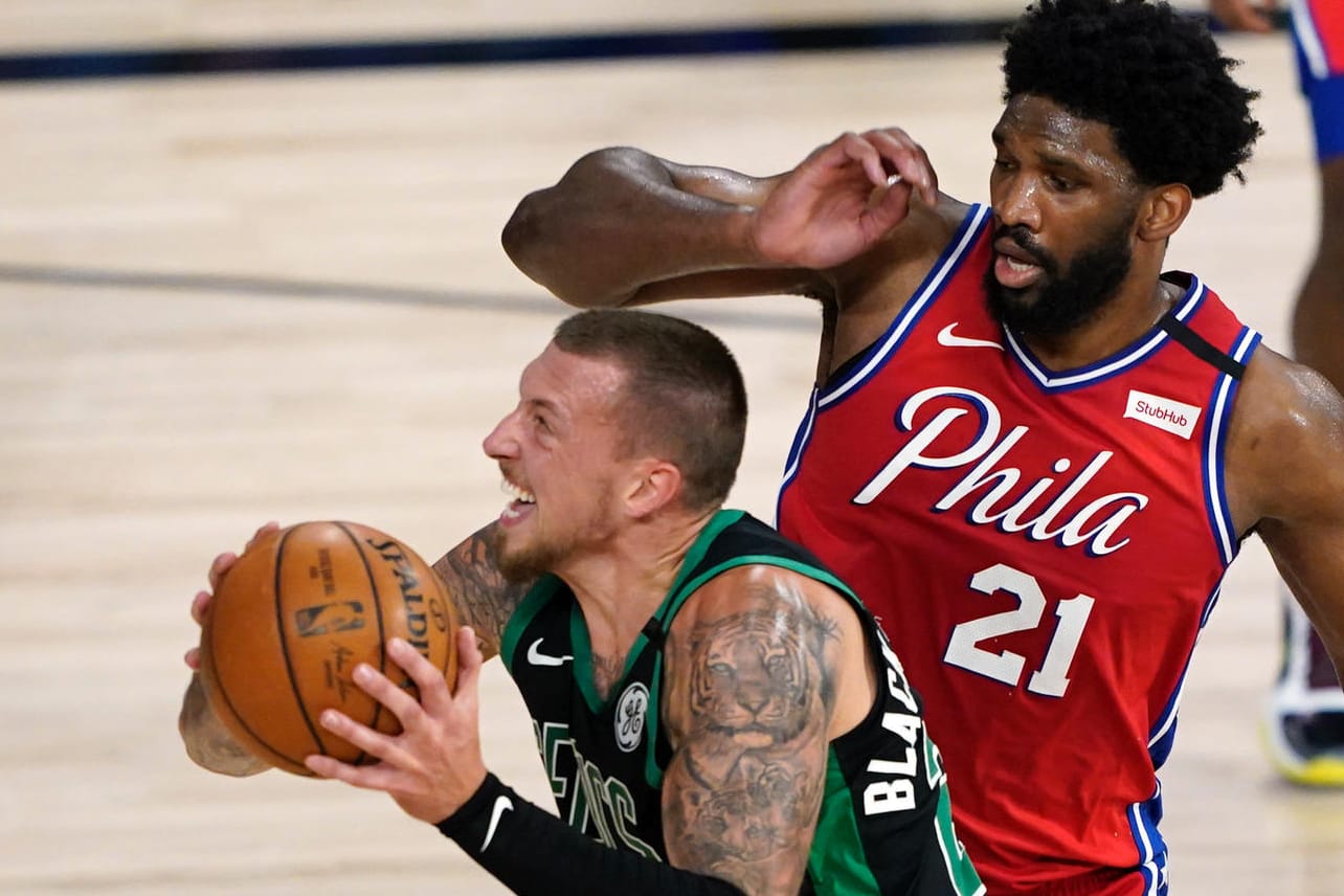 Daniel Theis (li.) im Duell mit 76ers-Star Joel Embiid (re.): Der deutsche Nationalspieler konnte mit seinen Boston Celtics den ersten Sieg in den Playoffs feiern.