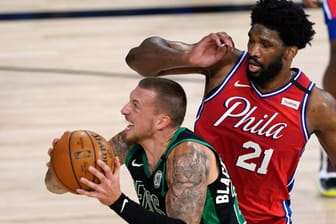 Daniel Theis (li.) im Duell mit 76ers-Star Joel Embiid (re.): Der deutsche Nationalspieler konnte mit seinen Boston Celtics den ersten Sieg in den Playoffs feiern.