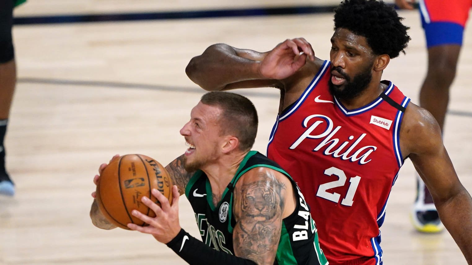 Daniel Theis (li.) im Duell mit 76ers-Star Joel Embiid (re.): Der deutsche Nationalspieler konnte mit seinen Boston Celtics den ersten Sieg in den Playoffs feiern.