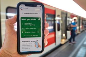 Die Corona-Warn-App vor einer S-Bahn: Forscher aus Irland meinen, dass Metall die Bluetooth-Signale stört und das Kontaktprotokoll von Google und Apple deshalb nicht gut in Bussen und Bahnen funktioniert.