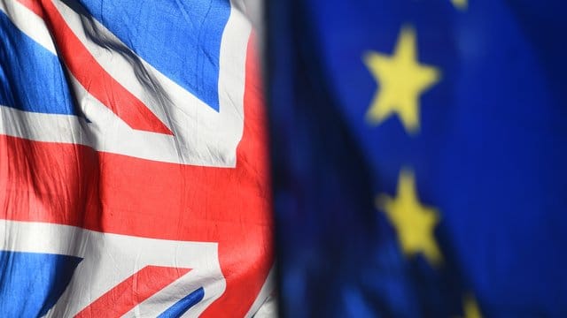 Eine Flagge der Europäischen Union und eine Flagge von Großbritannien wehen vor dem Parlament in Westminster. Eine Flagge der Europäischen Union und eine Flagge von Großbritannien wehen vor dem Parlament in Westminster.