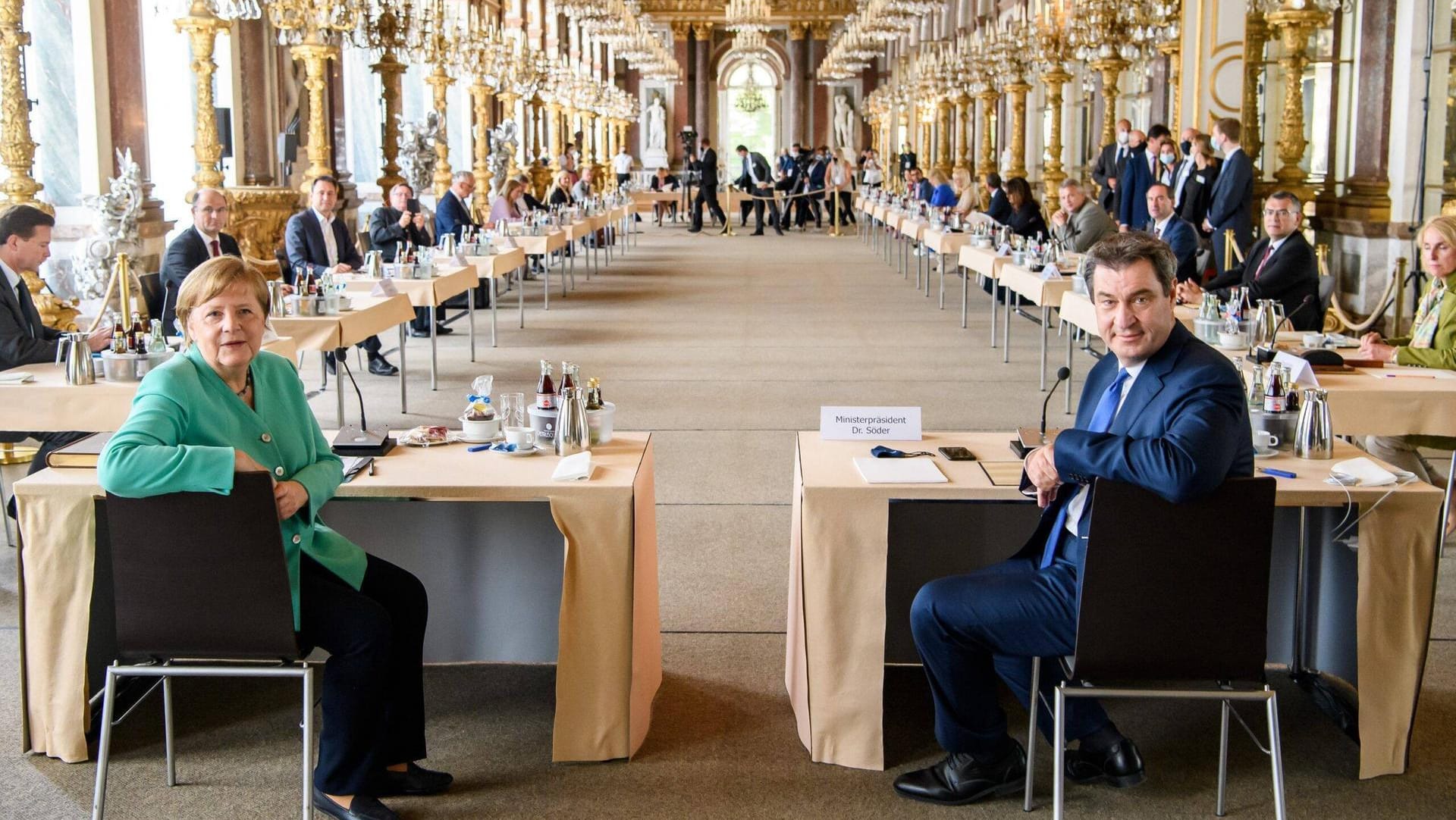 Kabinettssitzung auf Bayerisch: Markus Söder empfing die Kanzlerin in Schloss Herrenchiemsee.