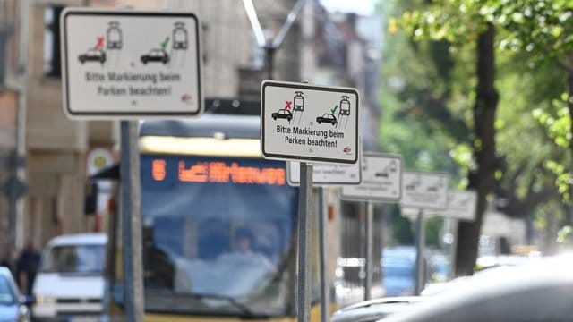 Ein Schilderwald steht an einem Straßenabschnitt: Damit die Tram vorbeifahren kann, dürfen Autos nicht im Weg stehen.