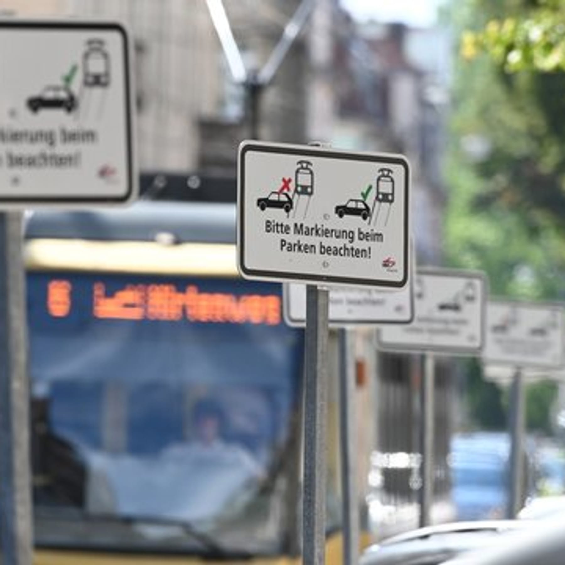 Karlsruhe: Schilderwald gegen Falschparker aufgestellt
