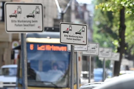 Ein Schilderwald steht an einem Straßenabschnitt: Damit die Tram vorbeifahren kann, dürfen Autos nicht im Weg stehen.