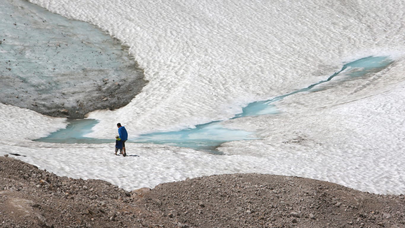 Wanderer auf dem Gletscher bei Garmisch-Partenkirchen: In Deutschland gibt es fünf kleine Gletscher.