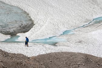 Wanderer auf dem Gletscher bei Garmisch-Partenkirchen: In Deutschland gibt es fünf kleine Gletscher.