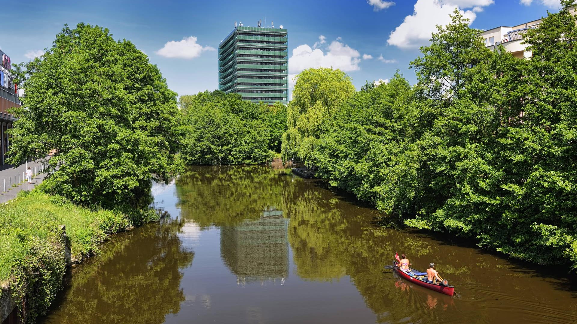 Schleusengraben in Hamburg (Symbolbild): Ein etwa 50 Jahre alter Mann ist beinahe in einem solchen Graben ertrunken. Schleusengraben in Hamburg (Symbolbild): Ein etwa 50 Jahre alter Mann ist beinahe in einem solchen Graben ertrunken.