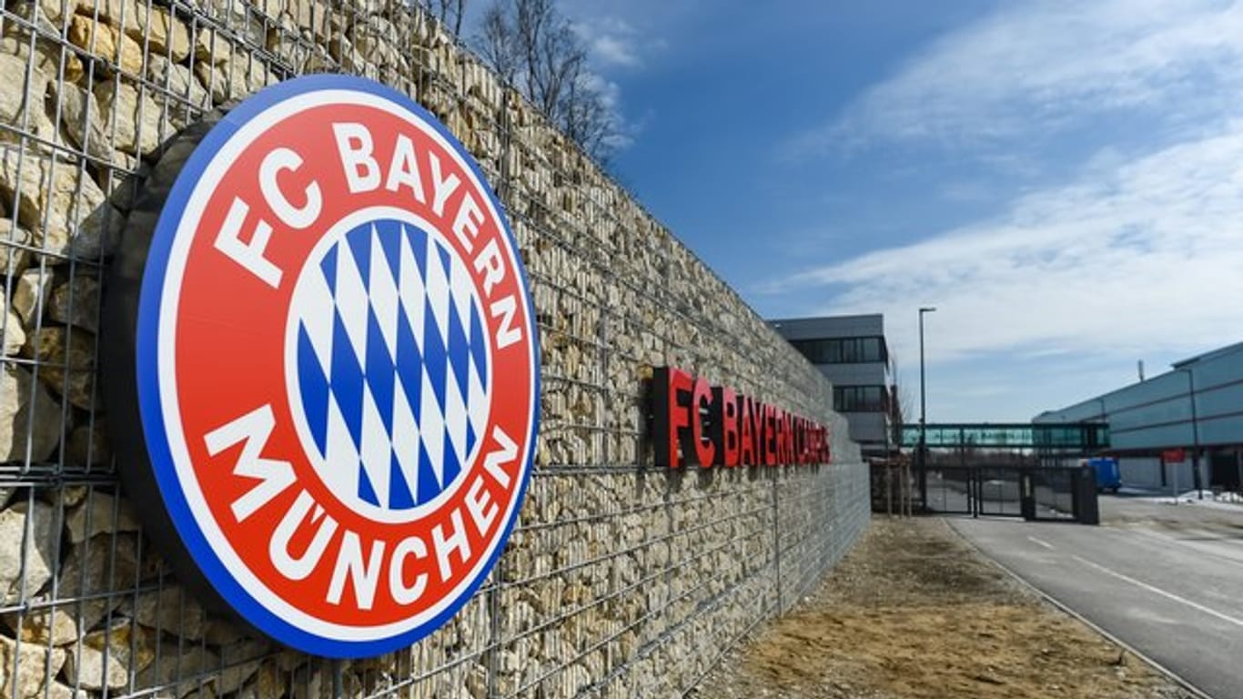 Der FC Bayern München hat nach dem Rassismusvorwurf gegen einen Nachwuchstrainer personelle Konsequenzen gezogen.