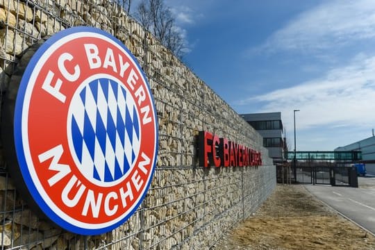 Der FC Bayern München hat nach dem Rassismusvorwurf gegen einen Nachwuchstrainer personelle Konsequenzen gezogen.