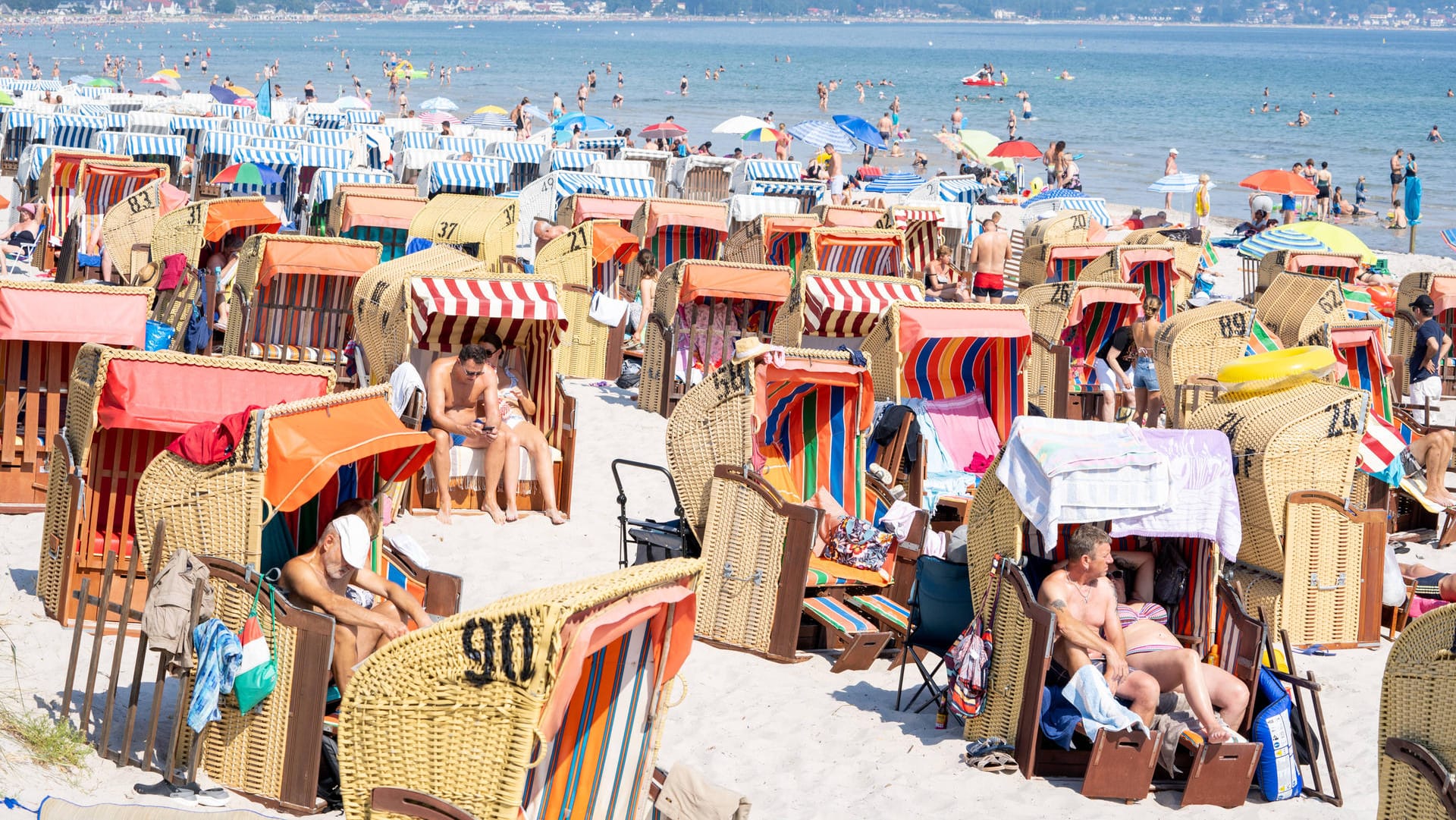 Voller Strand an der Lübecker Bucht: Bei den heißen Temperaturen vermehren sich Bakterien und Blaualgen im Wasser.