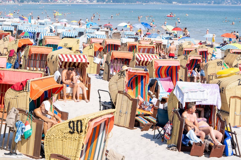 Voller Strand an der Lübecker Bucht: Bei den heißen Temperaturen vermehren sich Bakterien und Blaualgen im Wasser.