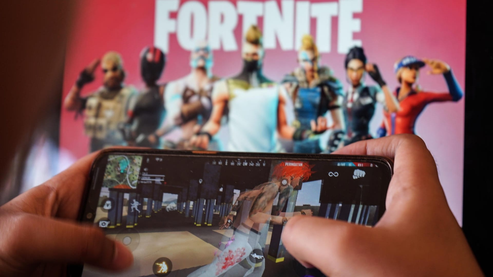 Ein Kind spielt auf seinem Smartphone (Symbolbild): "Fortnite" gehört zu einem der aktuell erfolgreichsten Spiele.