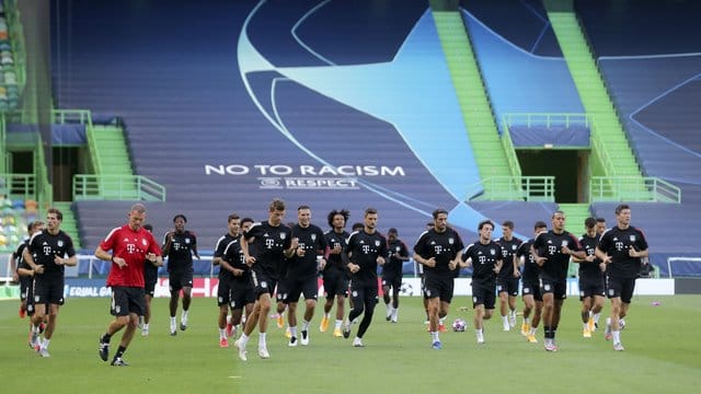 Aufgalopp beim Abschlusstraining der Spieler vom FC Bayern im José-Alvalade-Stadion.