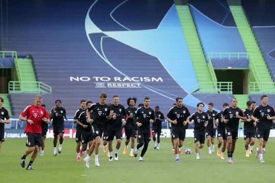 Aufgalopp beim Abschlusstraining der Spieler vom FC Bayern im José-Alvalade-Stadion.