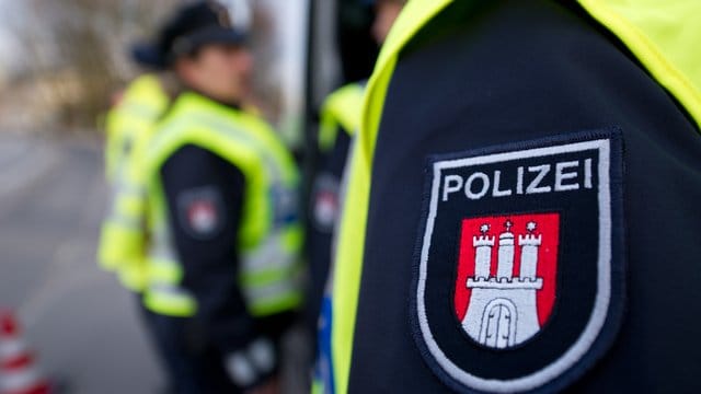 Sieben oder acht Polizisten haben in Hamburg bei einem Einsatz einen 15-Jährigen niedergerungen (Symbol).