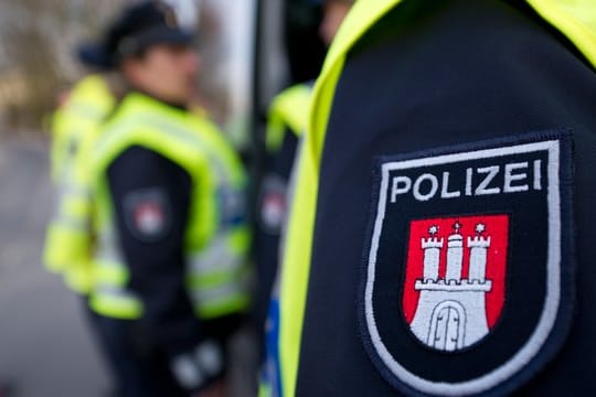 Sieben oder acht Polizisten haben in Hamburg bei einem Einsatz einen 15-Jährigen niedergerungen (Symbol).