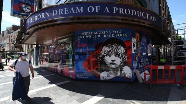 Bis auf weiters geschlossen: Plakat für das Hit-Musical "Les Misérables" in London. Bis auf weiters geschlossen: Plakat für das Hit-Musical "Les Misérables" in London.