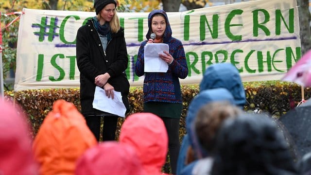 Die beiden Studentinnen Caro (l) und Franzi sprechen beim Bundesverfassungsgericht bei einer Protestkundgebung (Archiv). Die beiden Studentinnen Caro (l) und Franzi sprechen beim Bundesverfassungsgericht bei einer Protestkundgebung (Archiv).