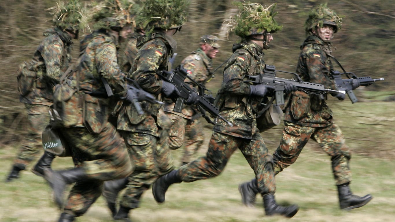 Bundeswehrsoldaten mit Waffen in der Hand (Symbolbild): Ihr Geld wollen viele Deutsche nicht in Rüstungsgüter stecken.