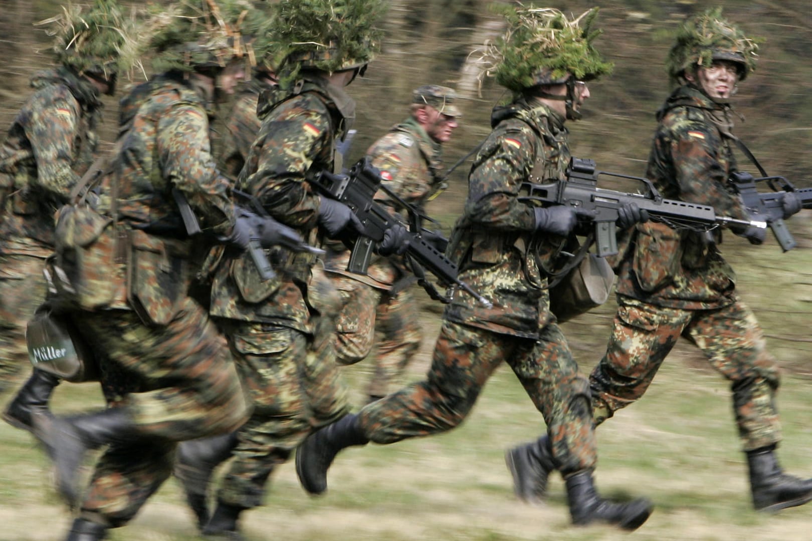 Bundeswehrsoldaten mit Waffen in der Hand (Symbolbild): Ihr Geld wollen viele Deutsche nicht in Rüstungsgüter stecken. Bundeswehrsoldaten mit Waffen in der Hand (Symbolbild): Ihr Geld wollen viele Deutsche nicht in Rüstungsgüter stecken.