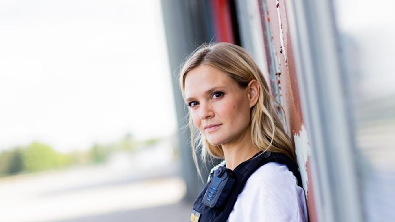 Pia Stutzenstein in einer Pause bei Dreharbeiten für die neue Staffel der RTL-Serie "Alarm für Cobra 11 - Die Autobahnpolizei".