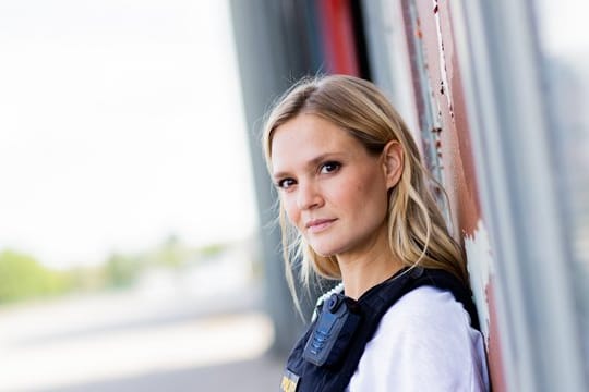 Pia Stutzenstein in einer Pause bei Dreharbeiten für die neue Staffel der RTL-Serie "Alarm für Cobra 11 - Die Autobahnpolizei".