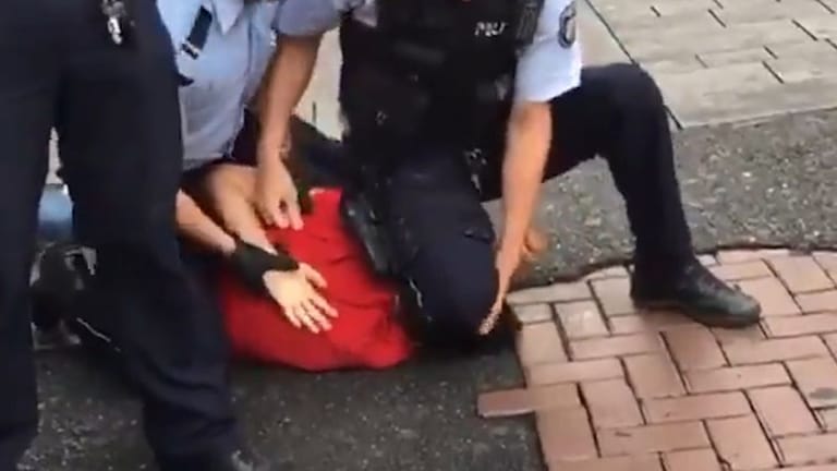 Die Polizei kniet auf dem Nacken eines 15-Jährigen: Ein Video des Polizeieinsatzes in Düsseldorf kursiert im Netz.