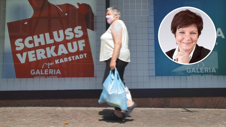 Eine Frau vor einem Galeria Kaufhof (Symbolbild): Für viele Konzerne ist die Krise noch nicht ausgestanden.