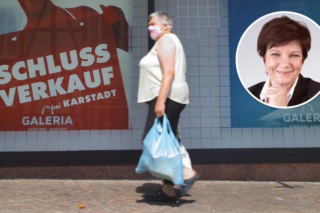 Eine Frau vor einem Galeria Kaufhof (Symbolbild): Für viele Konzerne ist die Krise noch nicht ausgestanden.