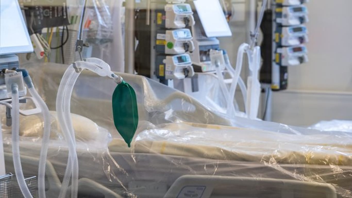 Ein Intensivbett mit Beatmungseinheit steht auf einer Corona-Station in einem Krankenhaus.