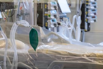 Ein Intensivbett mit Beatmungseinheit steht auf einer Corona-Station in einem Krankenhaus.