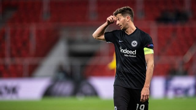 Eintracht-Kapitän David Abraham hat sich am rechten Knie verletzt.