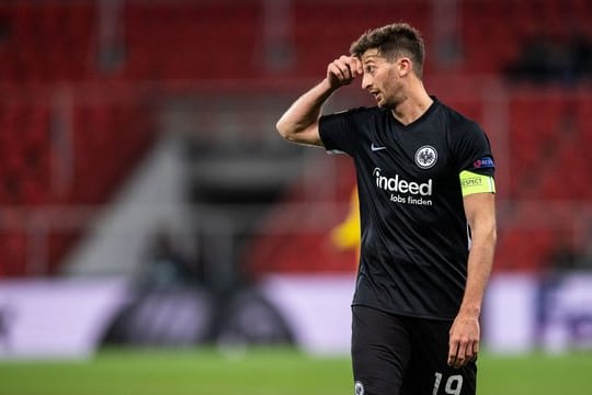 Eintracht-Kapitän David Abraham hat sich am rechten Knie verletzt.