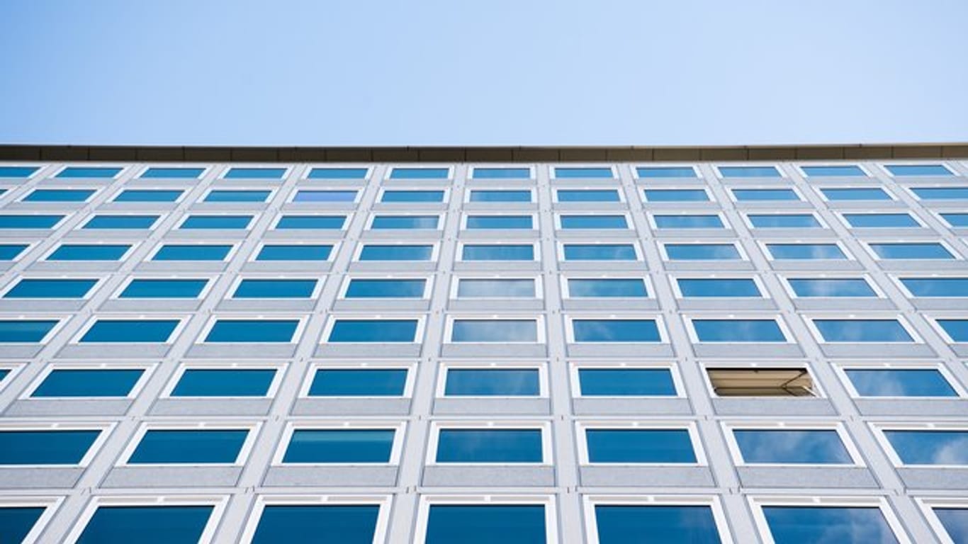 Ein Fenster an einem Gebäude steht zum Lüften auf Kipp.
