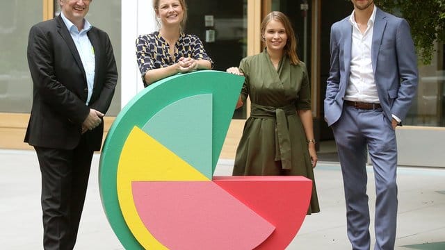 Vertreter des Deutschen Instituts für Wirtschaftsforschung (DIW), des Max-Planck-Instituts, dem Pilotprojekt "Mein Grundeinkommen", und des Vereins "Mein Grundeinkommen" bei der gemeinsamen Pressekonferenz zum Start einer Langzeitstudie zum Grundeinkommen. Vertreter des Deutschen Instituts für Wirtschaftsforschung (DIW), des Max-Planck-Instituts, dem Pilotprojekt "Mein Grundeinkommen", und des Vereins "Mein Grundeinkommen" bei der gemeinsamen Pressekonferenz zum Start einer Langzeitstudie zum Grundeinkommen.